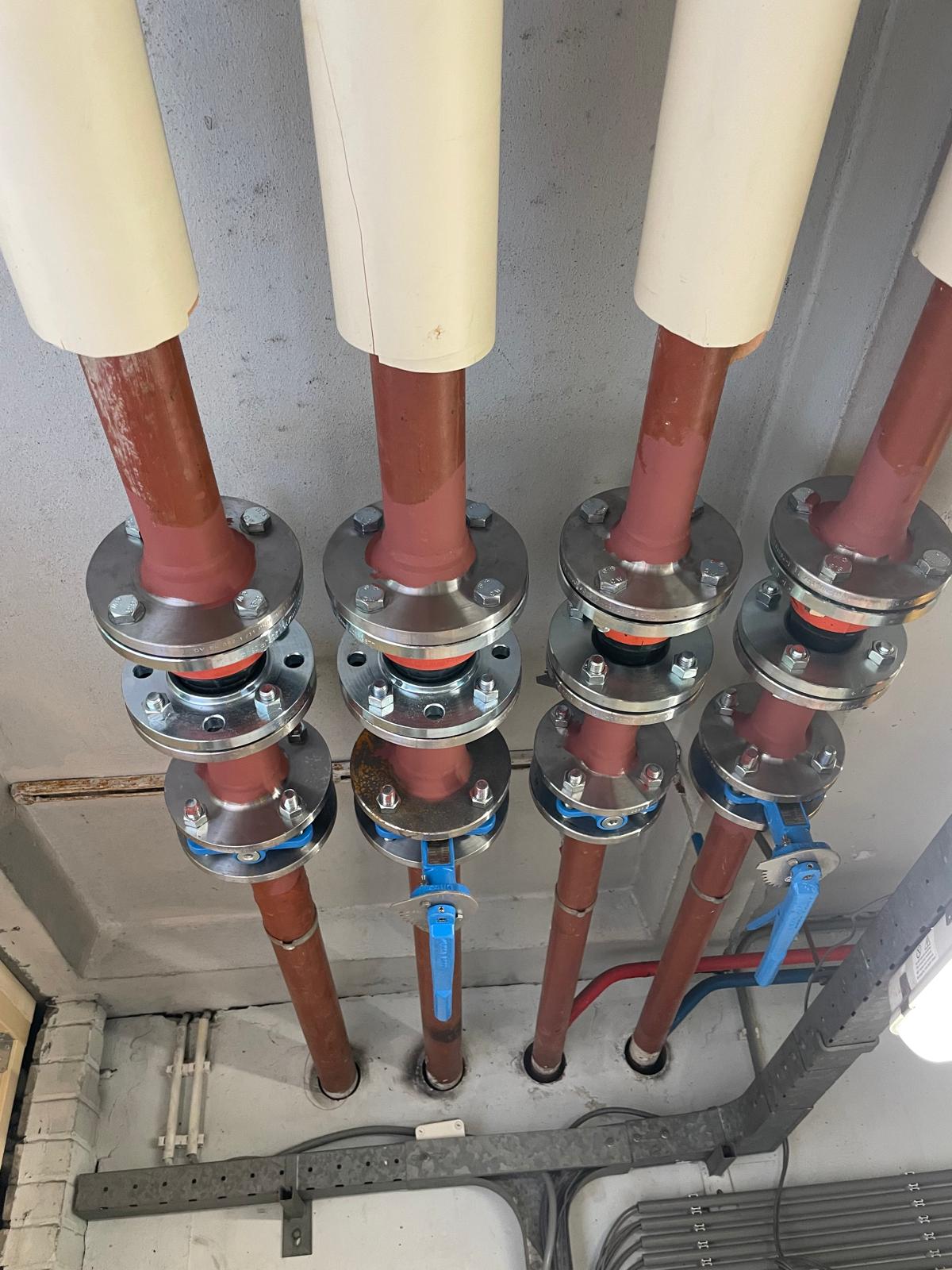 Dikwandig stalen leidingwerk met flensverbindingen en afsluiters, aangelegd door MFA-Installatie