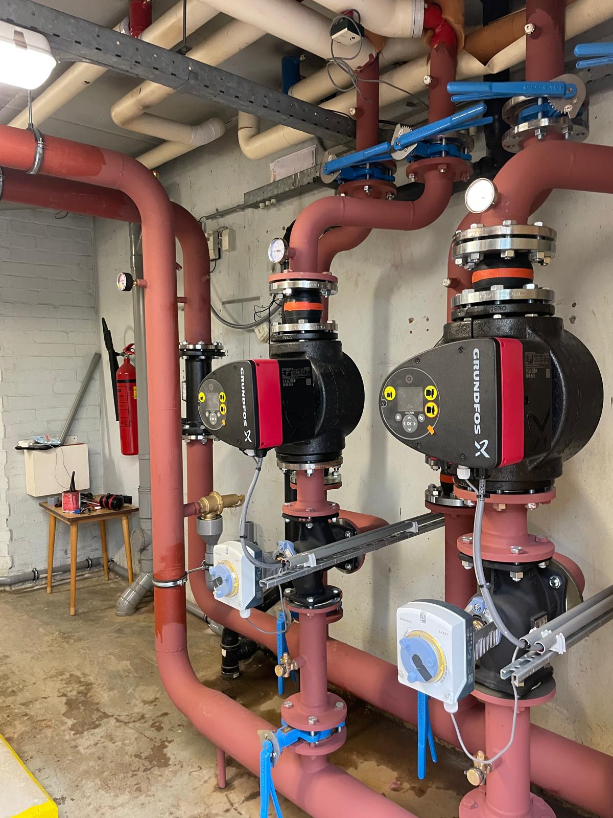 Pompenopstelling met Grundfos-circulatiepompen gerealiseerd door MFA-Installatie