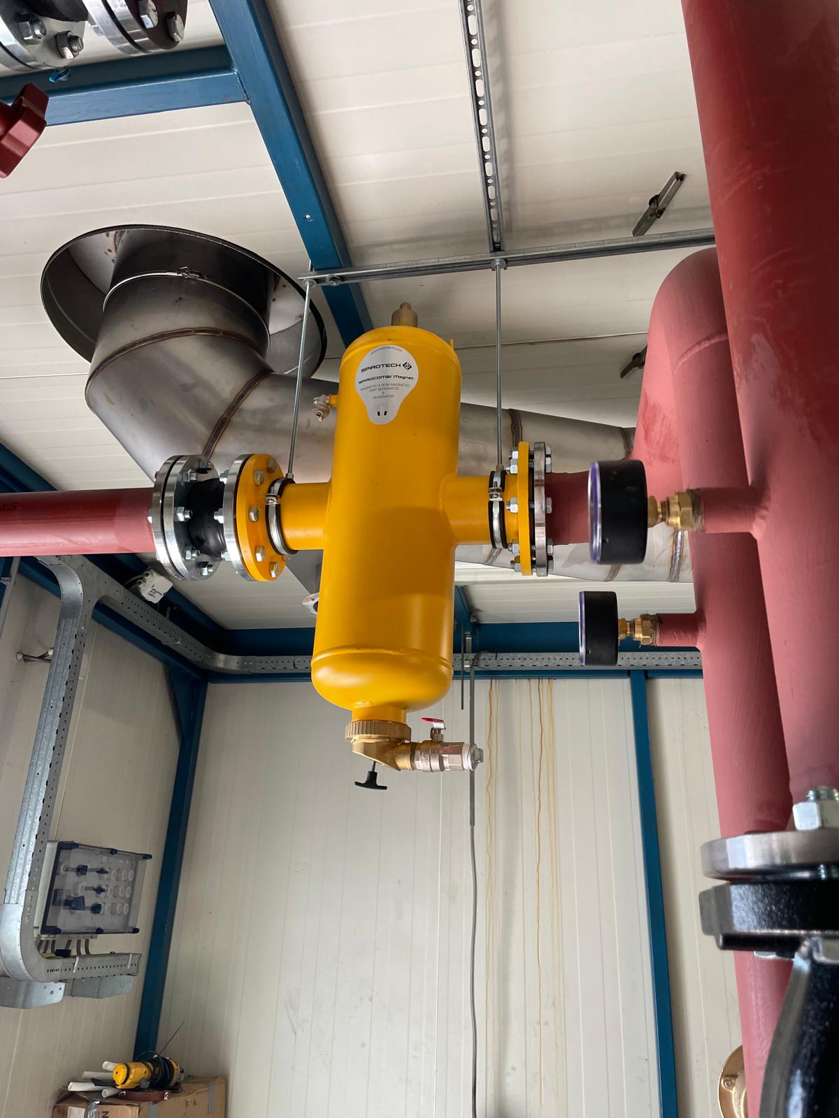 Spirotech lucht- en vuilafscheider geplaatst in bestaande installatie door MFA-Installatie