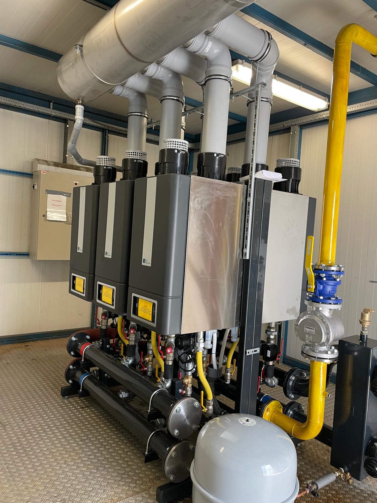 Warmte-installatie met leidingen en verdelers gemonteerd door MFA-Installatie in technische ruimte