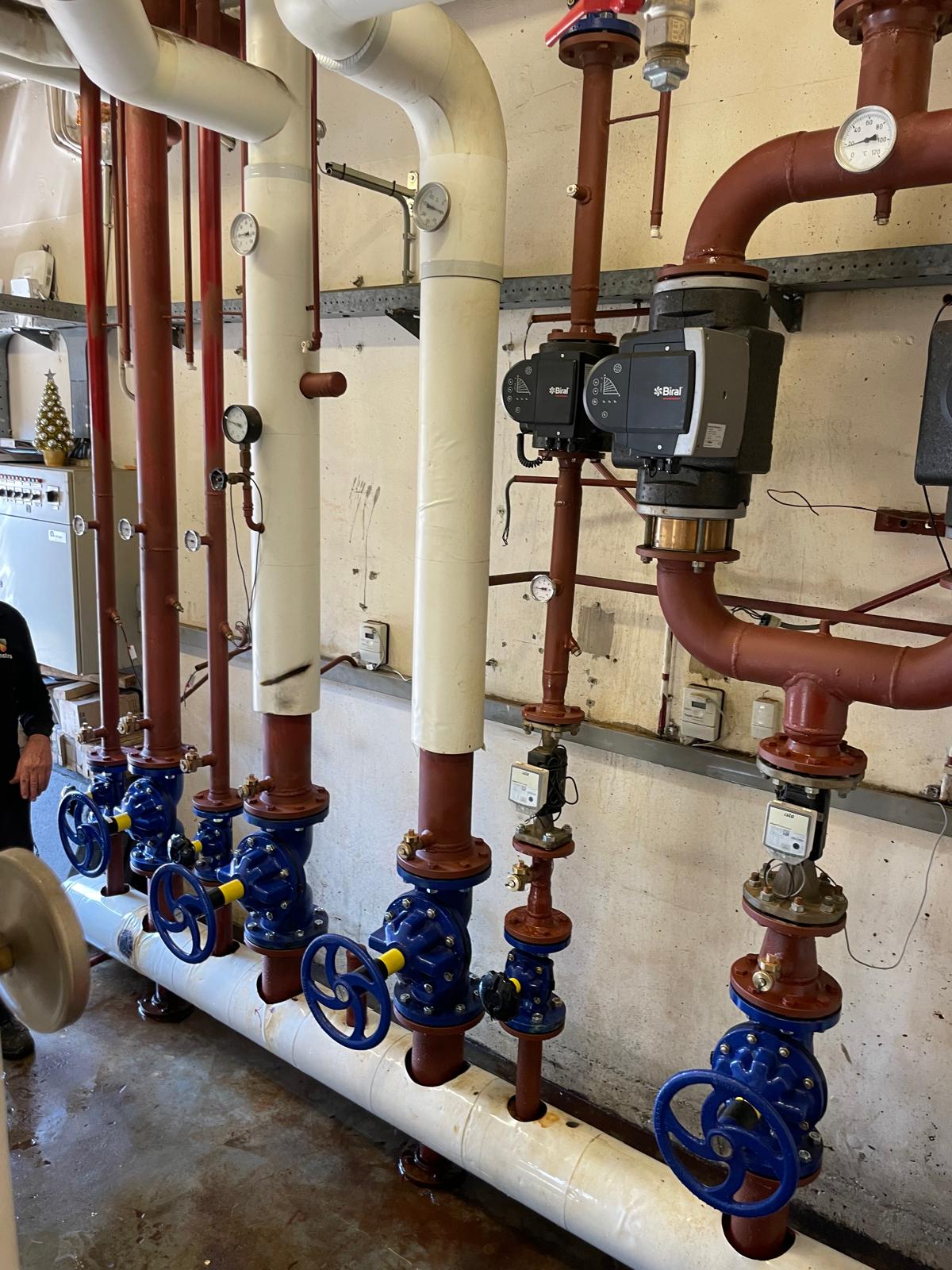 Dikwandige leidingen in ketelruimte, aangelegd door MFA-installatie